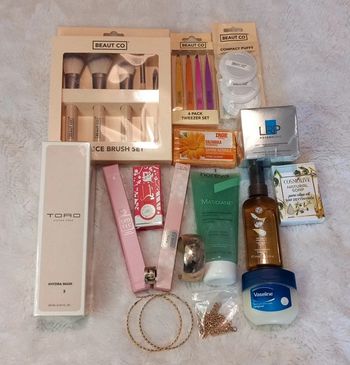 Gros lot cosmétiques accessoires bijoux neufs ! Valeur + 130e