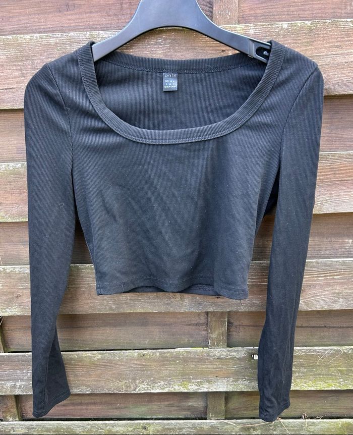Pull noir court