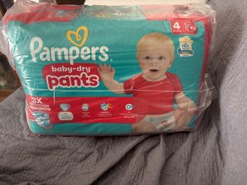 Couche Pampers taille 4