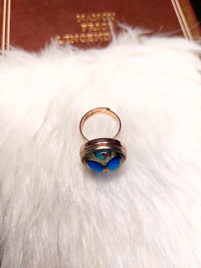 Magnifique bague ajustable vintage fantaisie, avec cabochon papillon - photo numéro 3