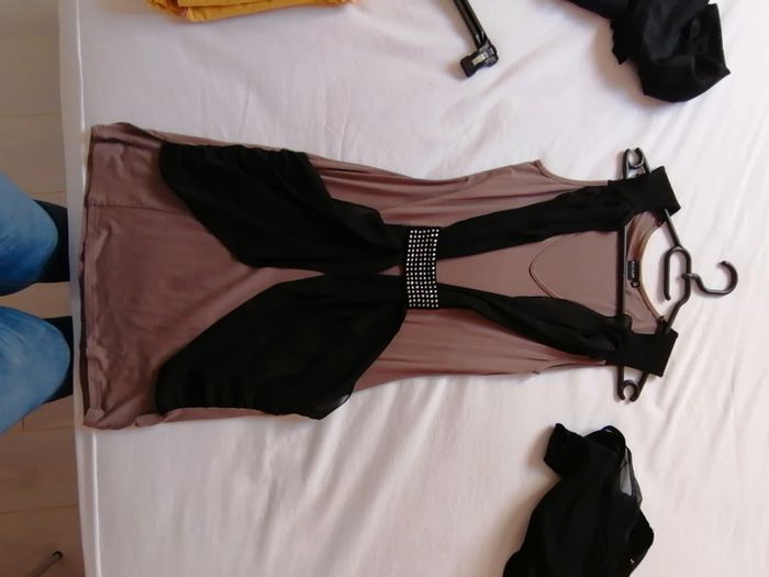 Robe marron et noir