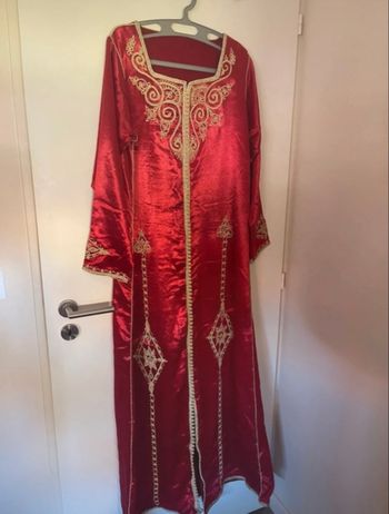 Robe caftan rouge et or