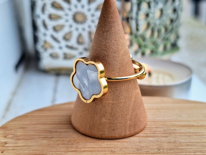 Bague Doré en acier Inoxydable forme de fleur blanche avec du nacre - photo numéro 2