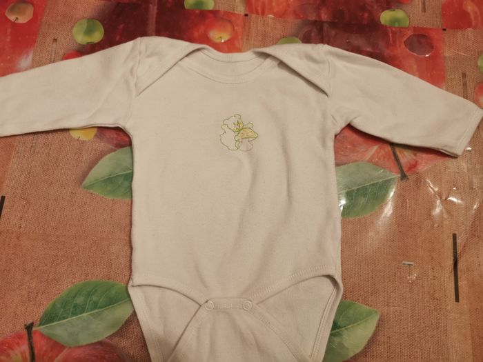 lot de 5 bodies taille 6 mois - photo numéro 3