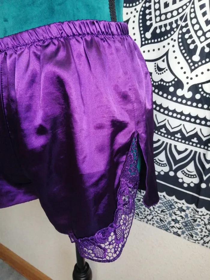 Short de pyjama violet en satin avec dentelle et fentes sur les côtés / C & city / (XL) - photo numéro 3