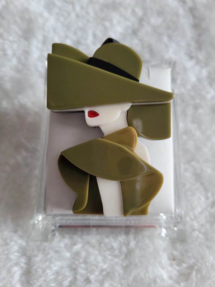 Broche dame kaki et son chapeau - photo numéro 4