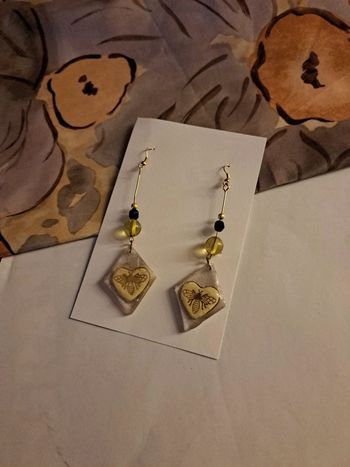 Boucles d'oreilles pendante en résine jaune et noir