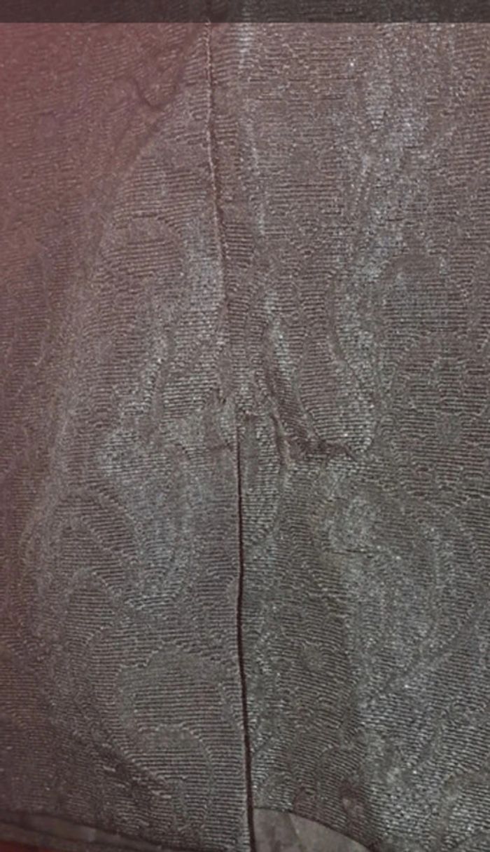 Robe noire avec motifs relief TBE Taille 40 - photo numéro 4