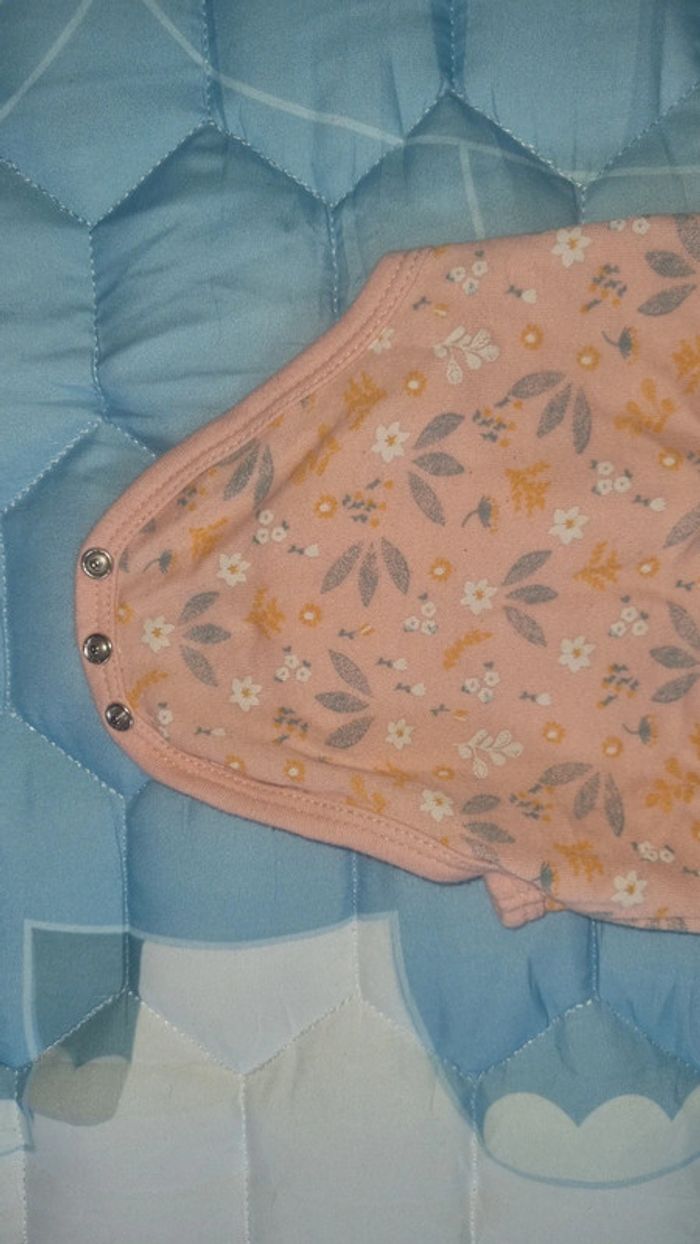 Body manche courte 3 mois 62 cm en très bon état - photo numéro 8
