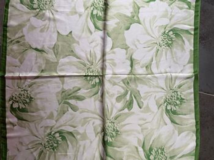 Superbe foulard verts et blanc - photo numéro 3