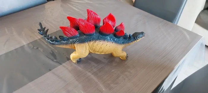 Dinosaure grand modèle en plastique.  Très bon état.