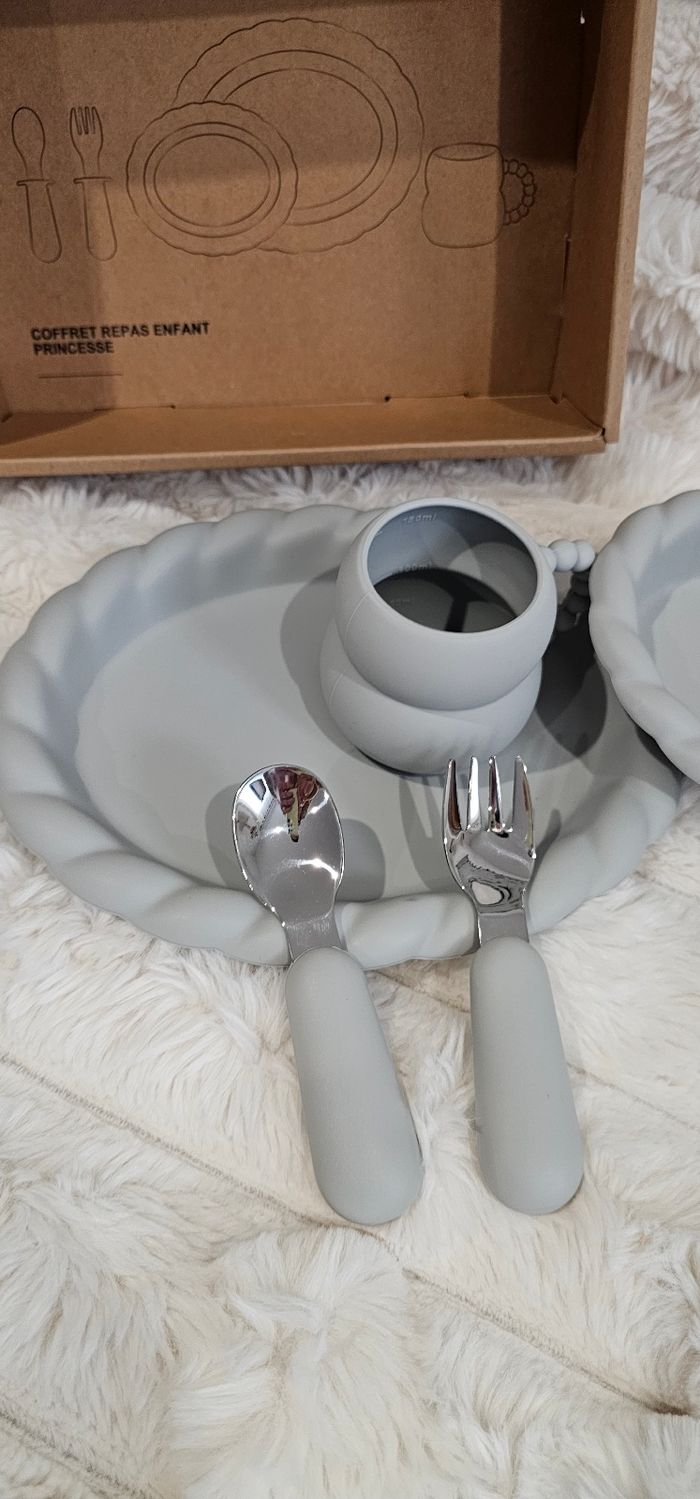 Magnifique coffret repas de Princesse gris Neuf - photo numéro 2