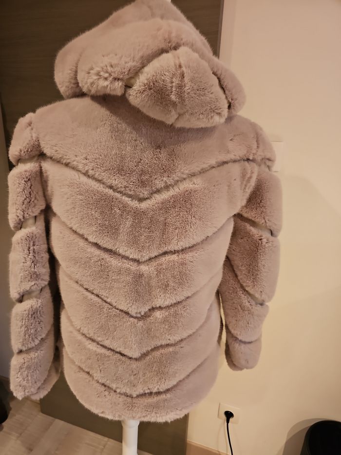 Manteau fourrure grise a capuche taille S tres bon état - photo numéro 4