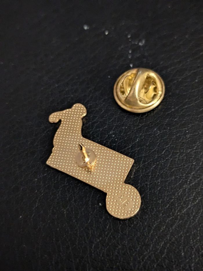 Pin's Euro 92 Football Schneider signé AB - photo numéro 2