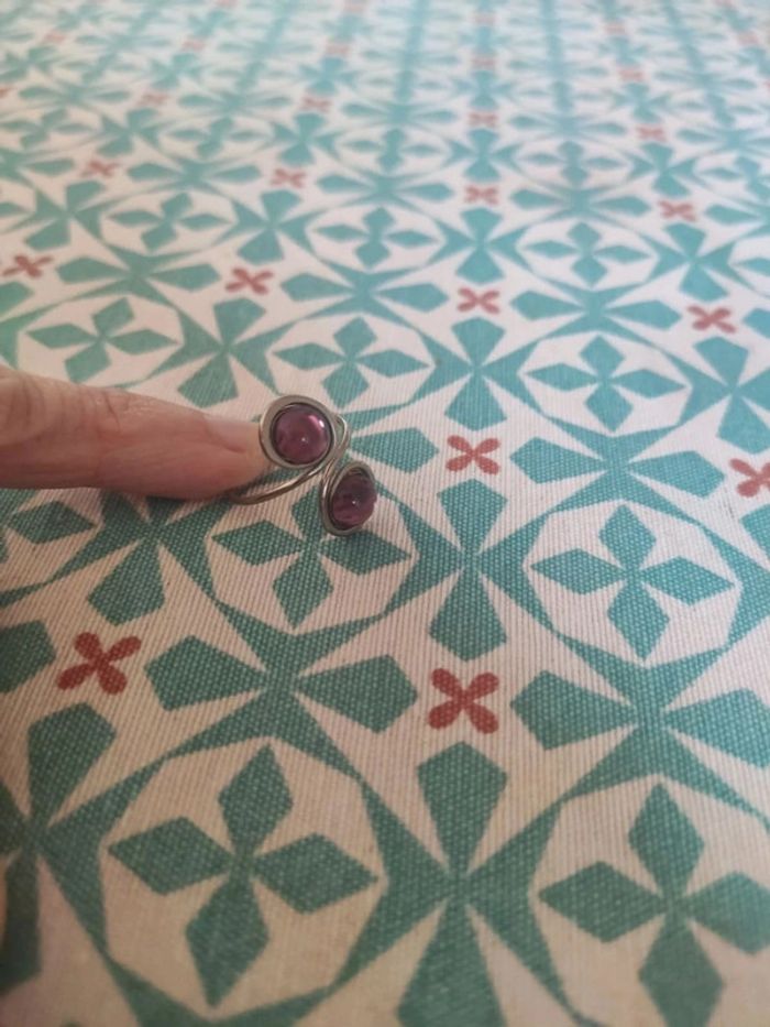 Bague argentée avec 2 pierres violettes - photo numéro 2