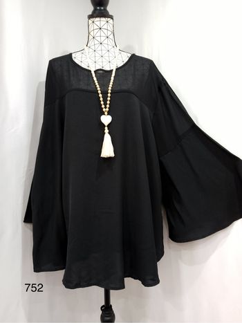 Chemise noire grande taille (56) à manches courtes – ourlet irrégulier, tissu transparent élégant sur le haut