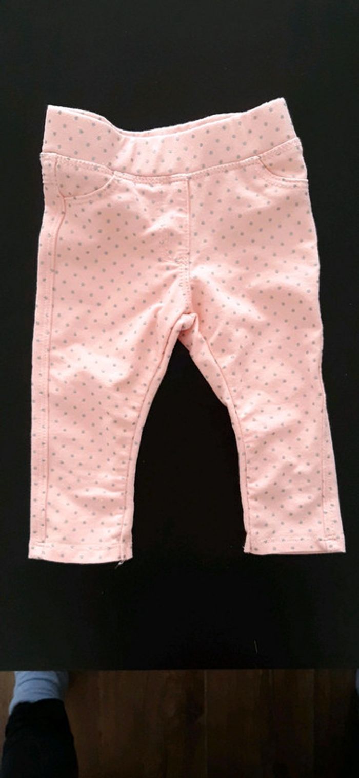 Pantalon rose à pois gris