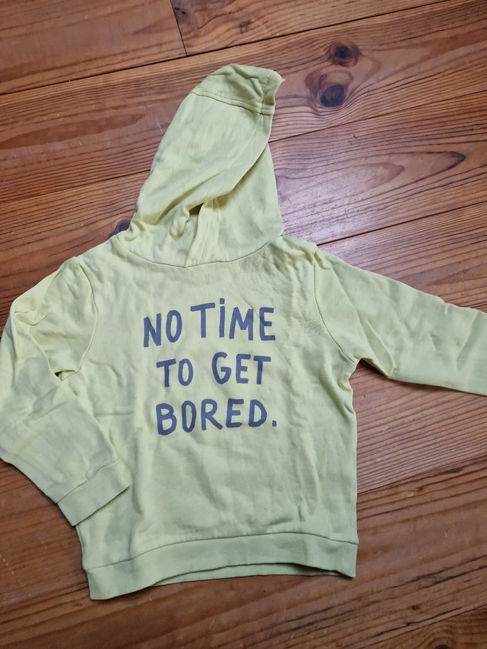 Pull a capuche jaune