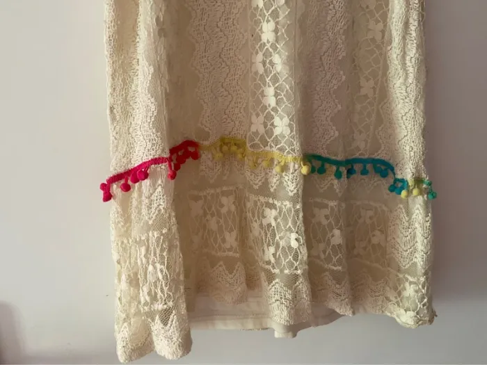 Robe en dentelle beige avec pompons multicolores - photo numéro 3