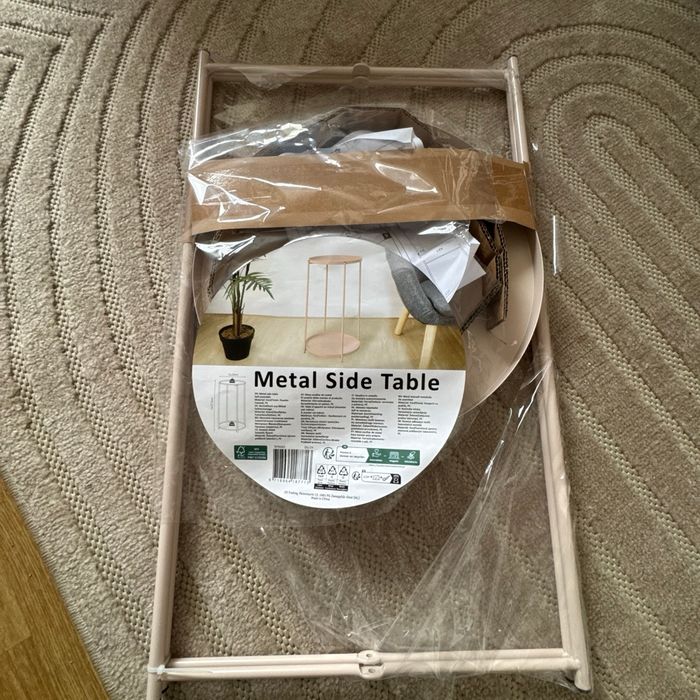 Petite table en métal rose Action