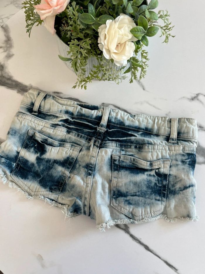 Short taille basse échancrée en jean délavé - photo numéro 2