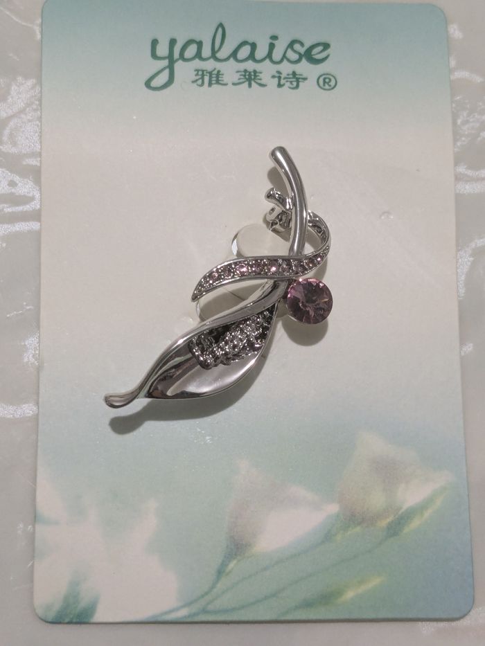 Belle broche métal argenté et strass. - photo numéro 7