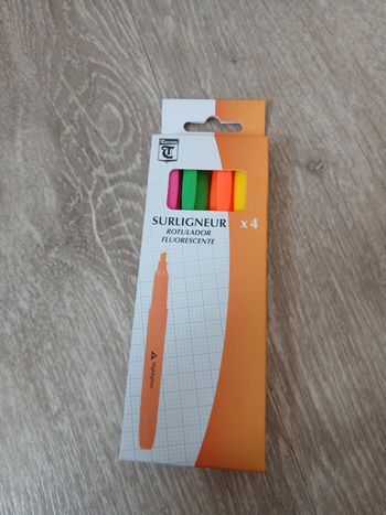 Étui de surligneurs neufs