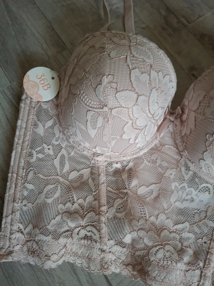 Bustier en dentelle fleurie - photo numéro 3