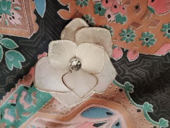 barrette à cheveux en métal argenté et fleur en tissu blanc vintage années 70.