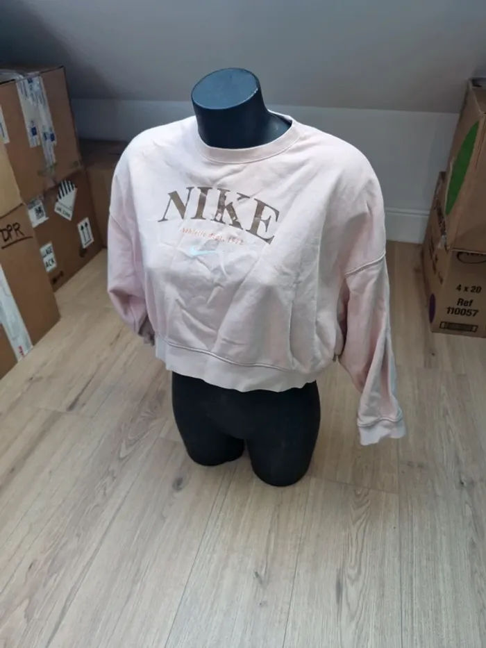 Magnifique pull court nike vieux rose taille M