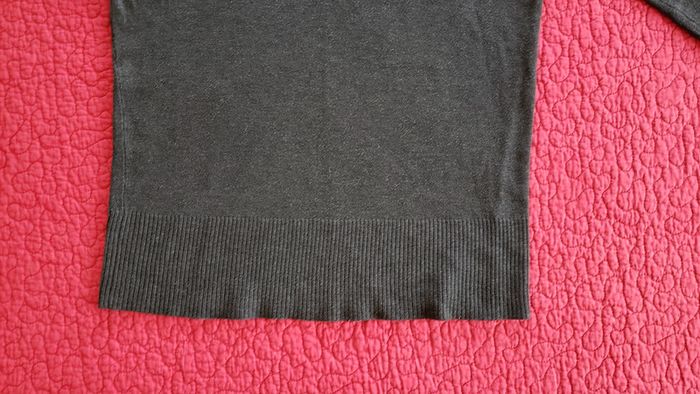 Pull gris avec le col en V en taille M - photo numéro 3
