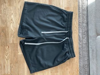Short homme noir