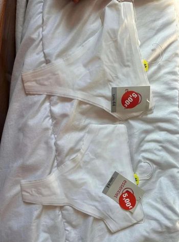 Lot de 2 string neuf taille 44