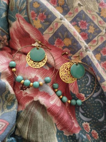 Paire de boucles d'oreilles turquoise dorées arabesque