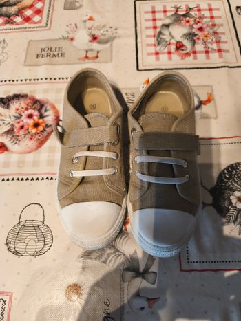 Chaussure toile garçon très bon état pointure 32