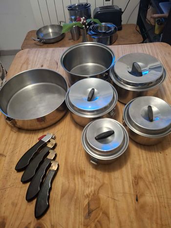 Batterie Uginox en inox 18-10 et cuivre : 5 casseroles + 4 couvercles + sauteuse + 4 manches amovibl