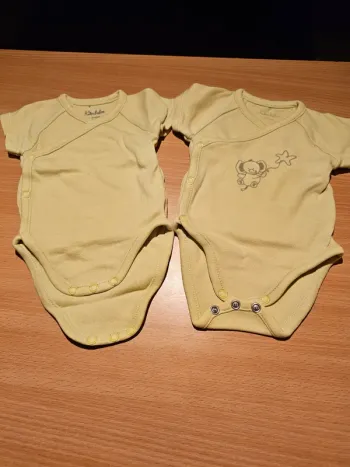 Lot de 4 bodys manche courtes 1 mois