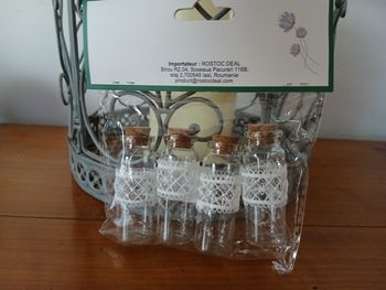 Paquet de 4 petits Flacons en verre avec dentelle
