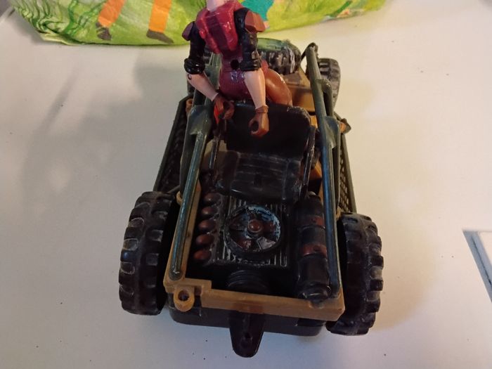 Véhicule militaire avec 3 bonshommes - photo numéro 4