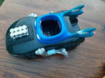 Voiture noire et bleue 