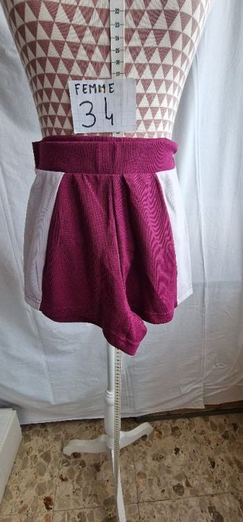 Short, violet, en très très bon état, cordon de serrage à l'intérieur, largeur 31cm, longueur 29cm
