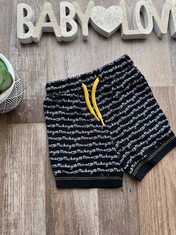 - Short Disney     - 6 mois  - Très bon état