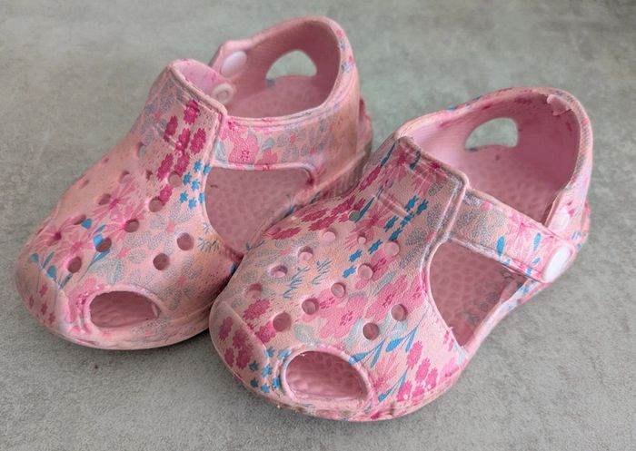 Jolies crocs bébé fille roses