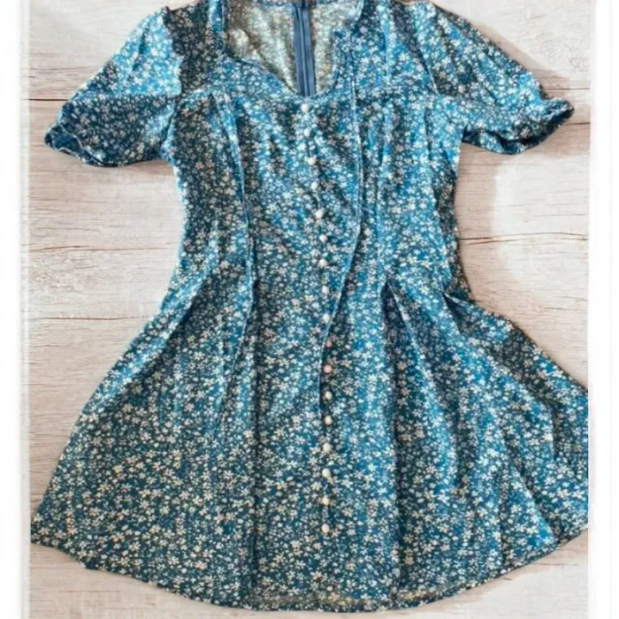 Robe courte bleue 💙 à fleurs blanches 🌸 style été tendance 2025 | manches bouffantes - photo numéro 2