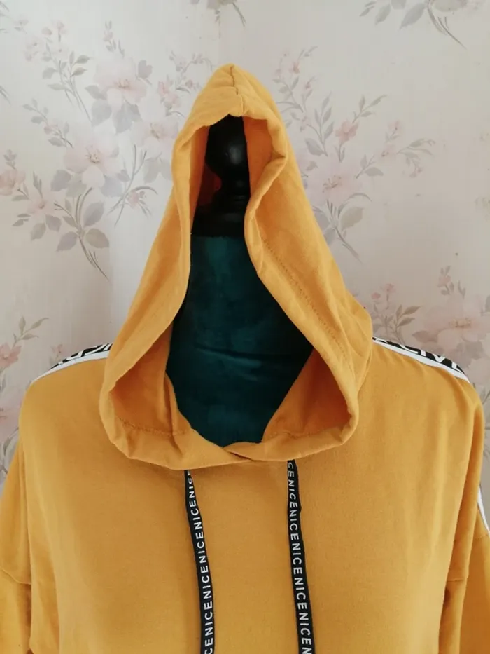 Sweat à capuche fin moutarde avec rubans à message sur les manches / sans marque / (TU) - photo numéro 4
