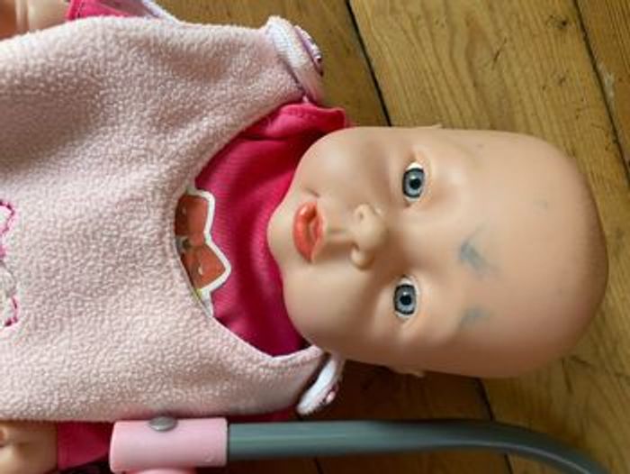 Lot poupée habillée transat gigoteuse biberon couche - photo numéro 4