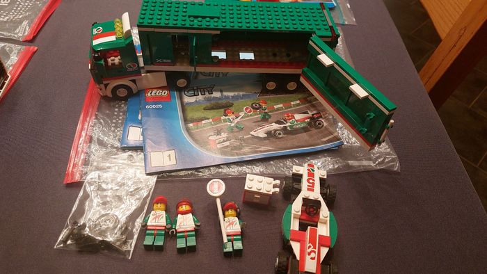 Lego 60025 camion voiture de course