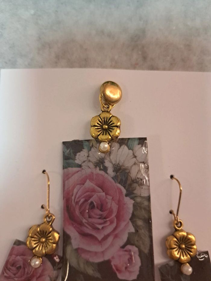 Boucles d'oreilles pendante avec pendentif en résine florale - photo numéro 8