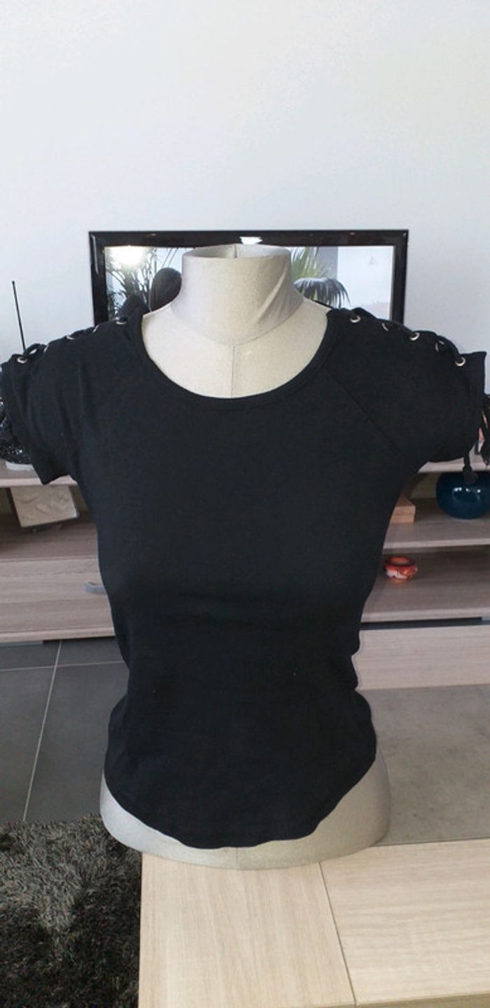 Tee shirt noir avec lacets