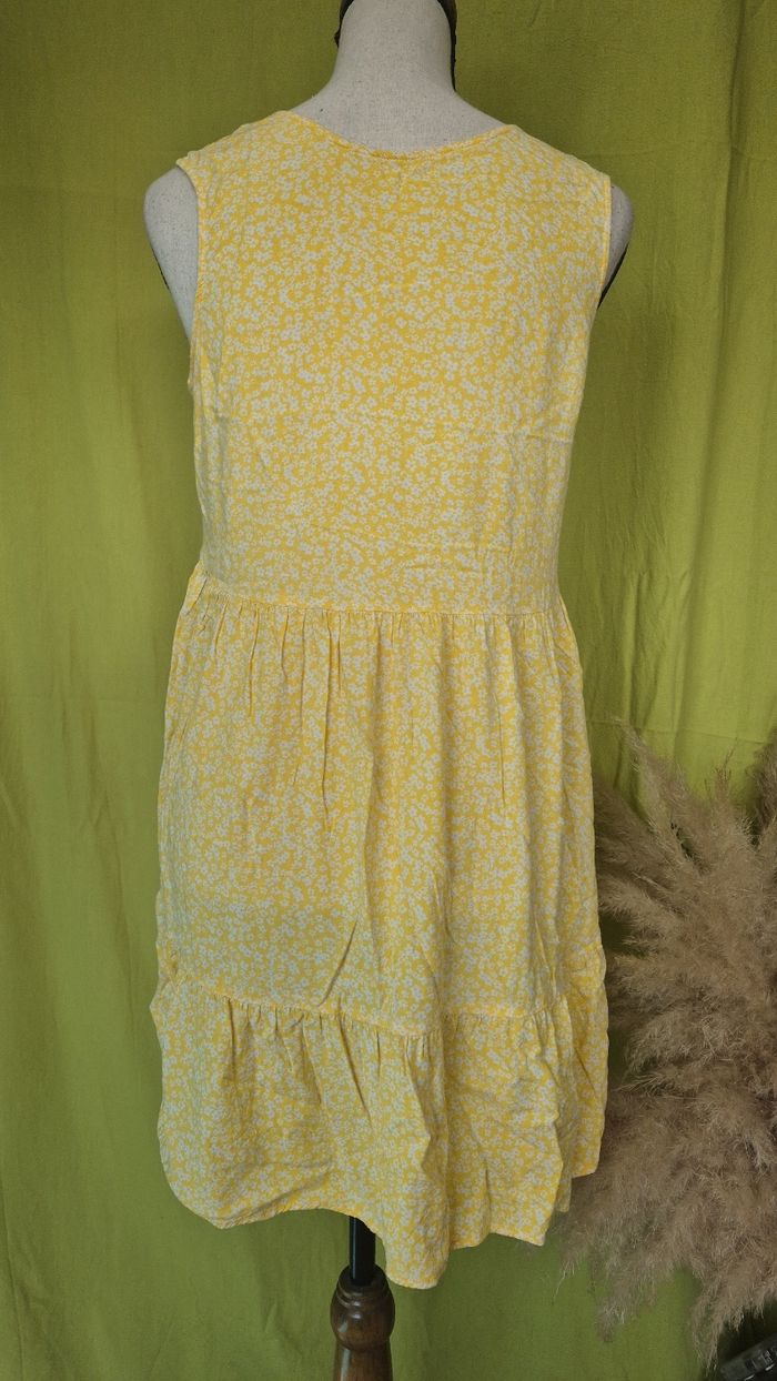 Robe jaune à fleurs blanches, sans manches, avec nœud à l'encolure - photo numéro 3